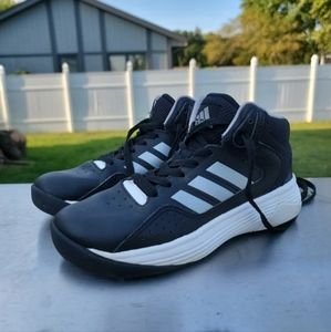 Youth basketball shoe